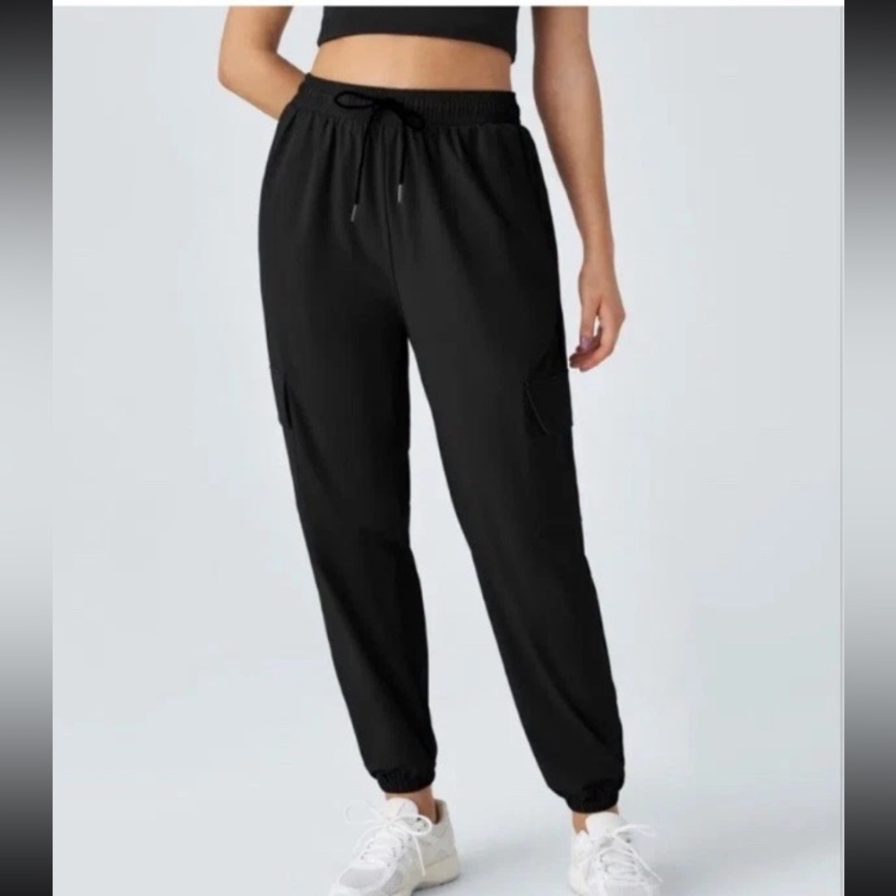 NWT Halara High Waisted Cargo Pocket Jogger. Size Small. Black
